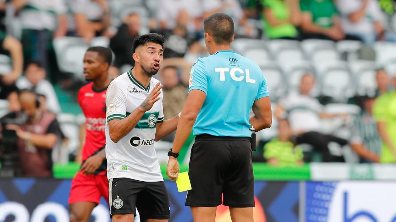 Coritiba domina o Athletico e vence o clássico Athletiba no Couto