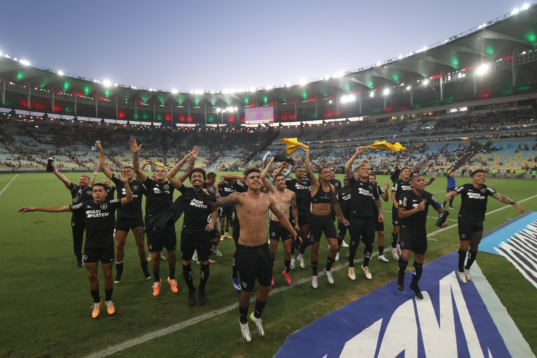 Botafogo bate o Flu no Maracanã e volta a vencer no Brasileirão