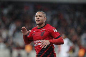 Em recuperação, Vitor Roque revela se ainda vai jogar pelo Athletico na temporada