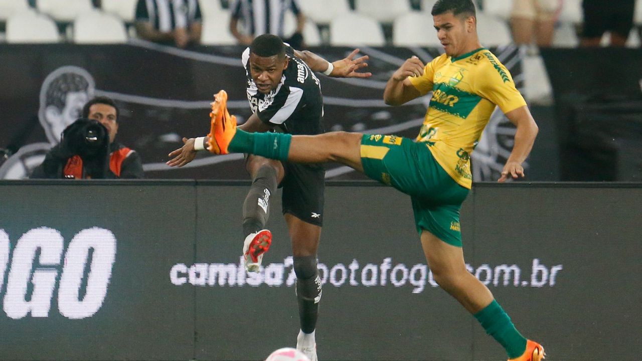 Deyverson lidera jogadores que mais ficam impedidos no Brasileirão