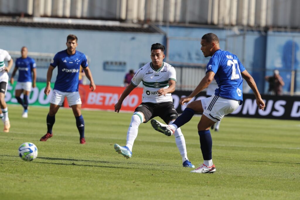 Cruzeiro e Coritiba alternam oportunidades, mas empatam sem gols