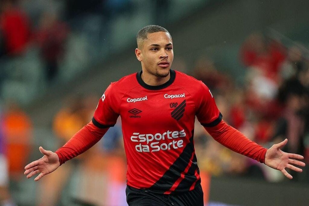 Vitor-Roque-athletico-primeiro-mes-lesao-tratamento-e1698114679845
