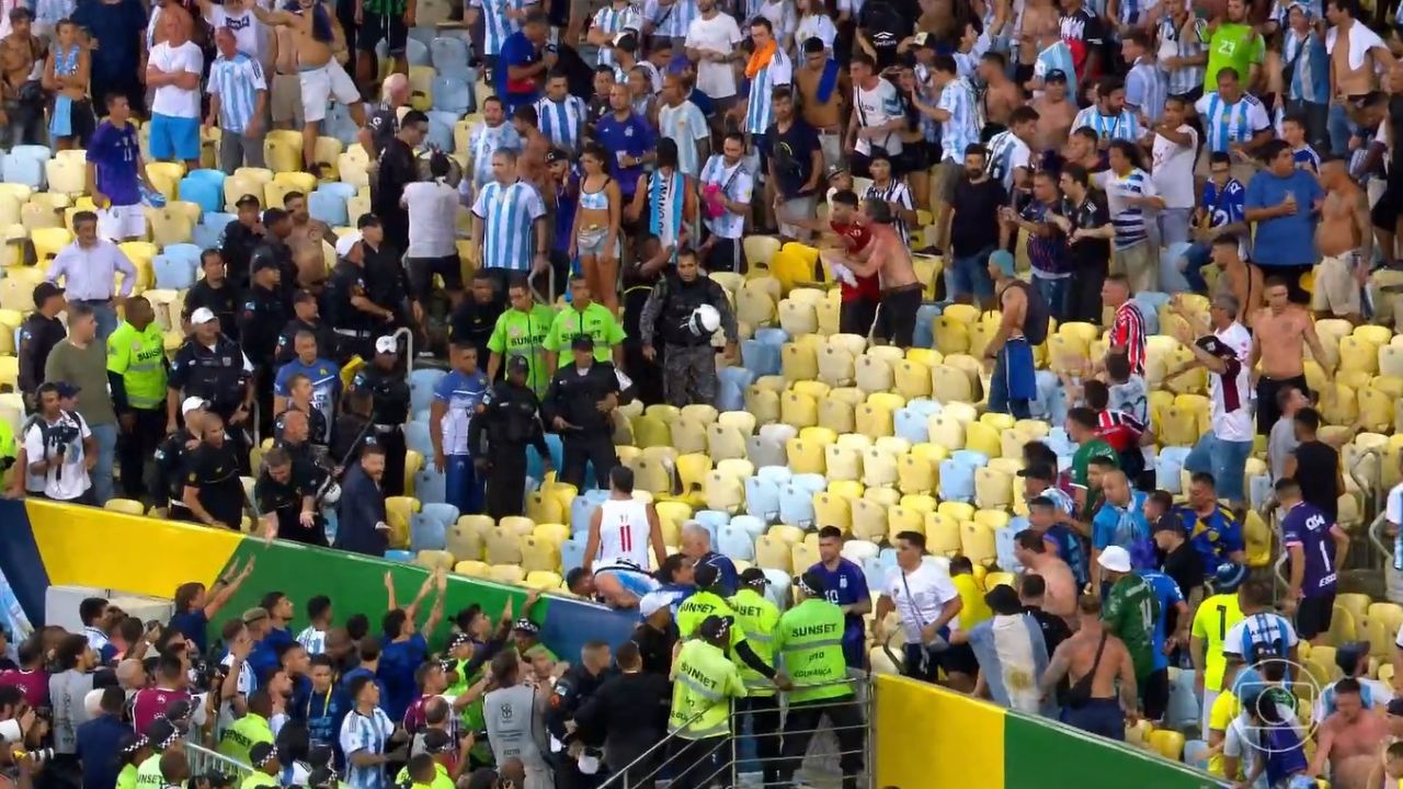 URGENTE! Jogo do Brasil contra Argentina tem briga generalizada na  arquibancada do Maracanã