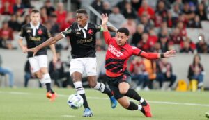 Recuperado de lesão, Vitor Roque retorna ao Athletico após dois meses