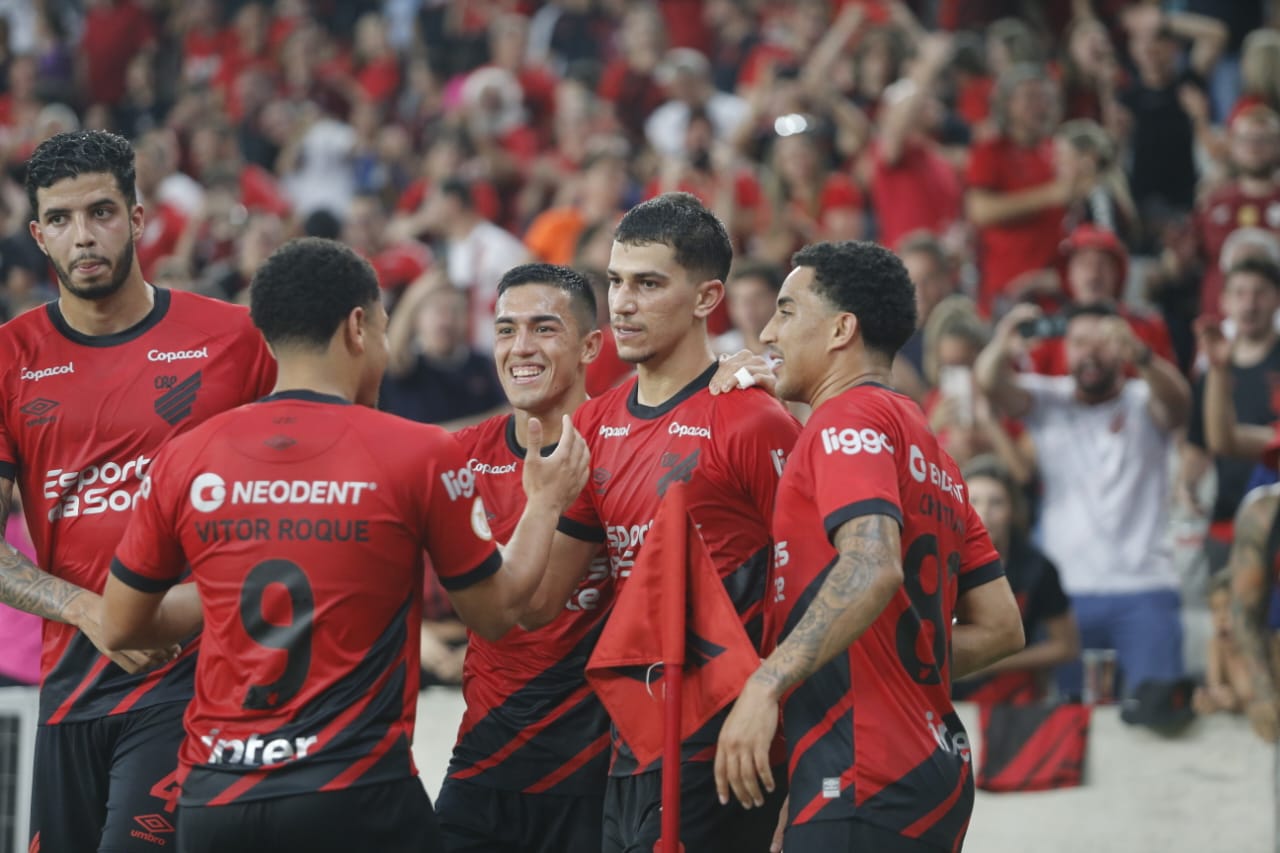 Com lei do ex dupla, Athletico supera o Santos e encerra jejum de vitórias