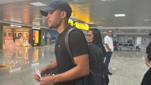 Agora ex-Athletico, Vitor Roque embarca para se apresentar ao Barcelona; veja fotos