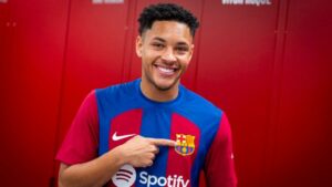 Dirigente exalta maturidade de Vitor Roque ao apresentá-lo no Barcelona: “Parece mais velho”