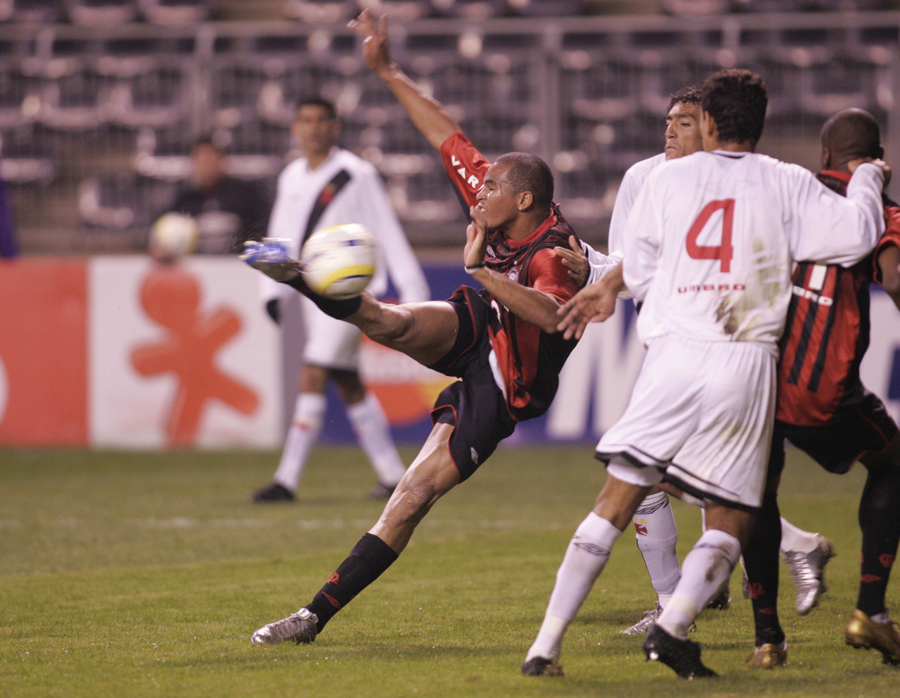 Athletico aplicou 7 a 2 no Vasco em 2005.