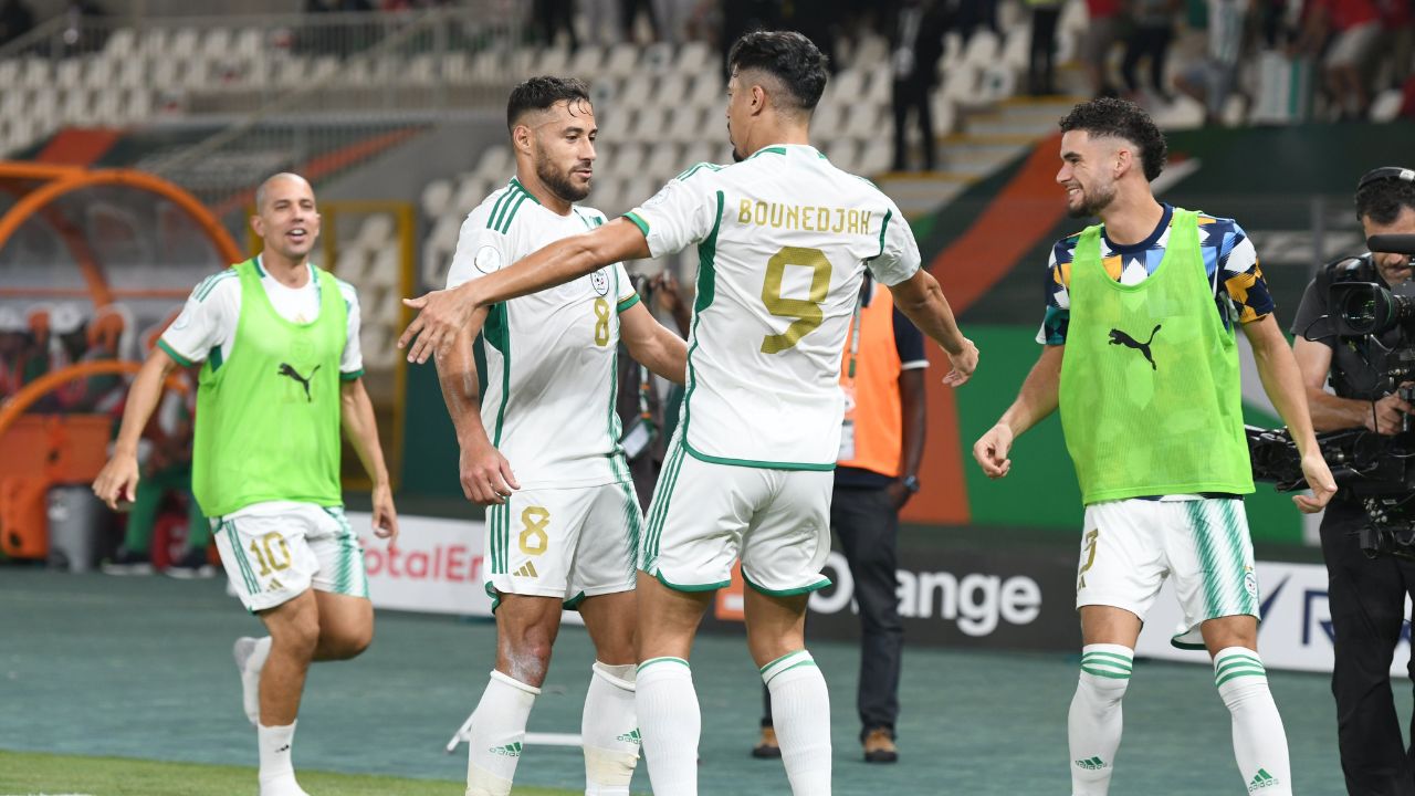 Slimani bate novo recorde na seleção da Argélia em estreia na Copa Africana