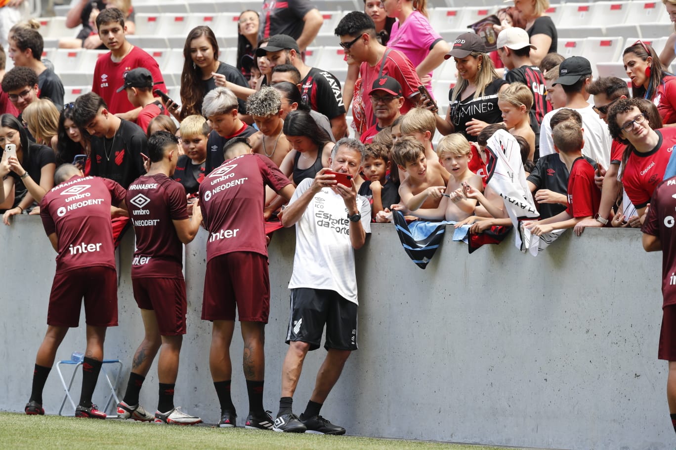  Com tietagem da torcida, Athletico promove treino aberto; veja fotos e vídeos 