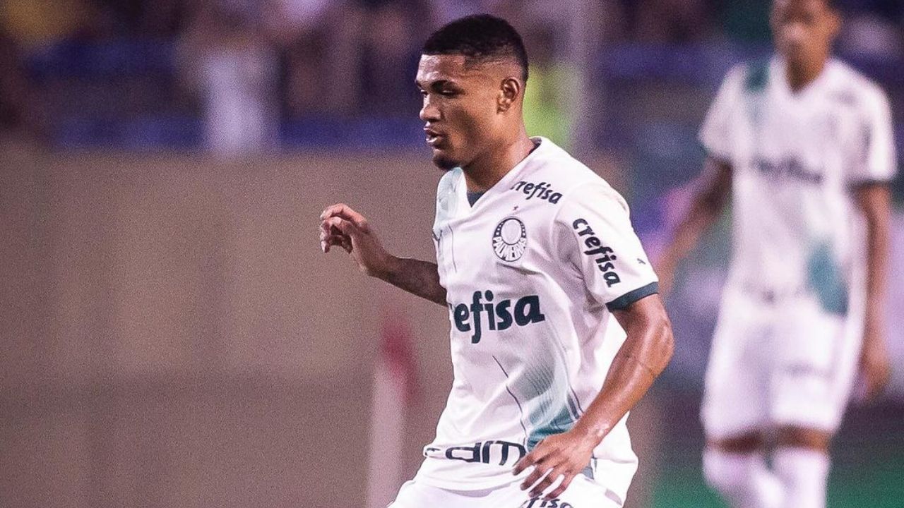  Jogador do Palmeiras é alvo de ofensas racistas após queda na Copinha 