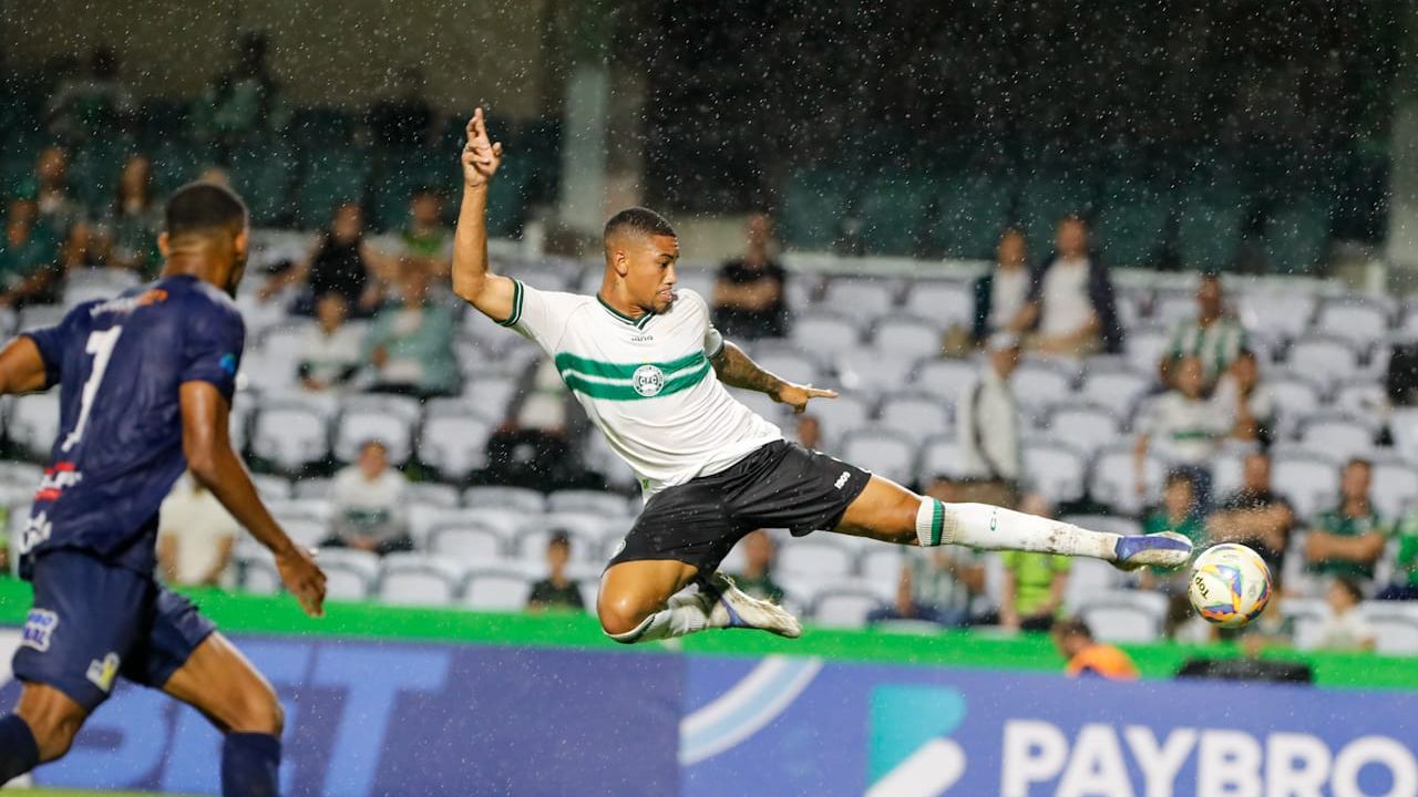 Piá do Couto, striker Éberth is moved by a goal against Coritiba