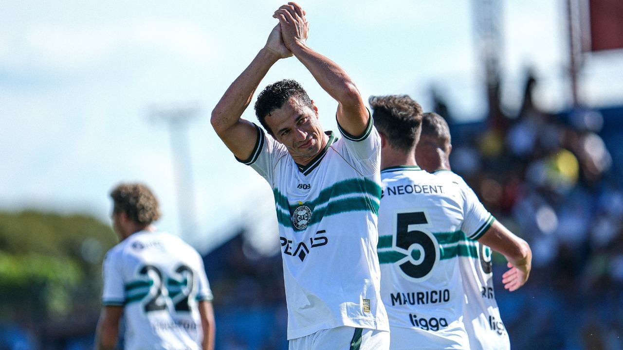 Com gol de letra, Damião estreia e aumenta poder ofensivo do Coritiba