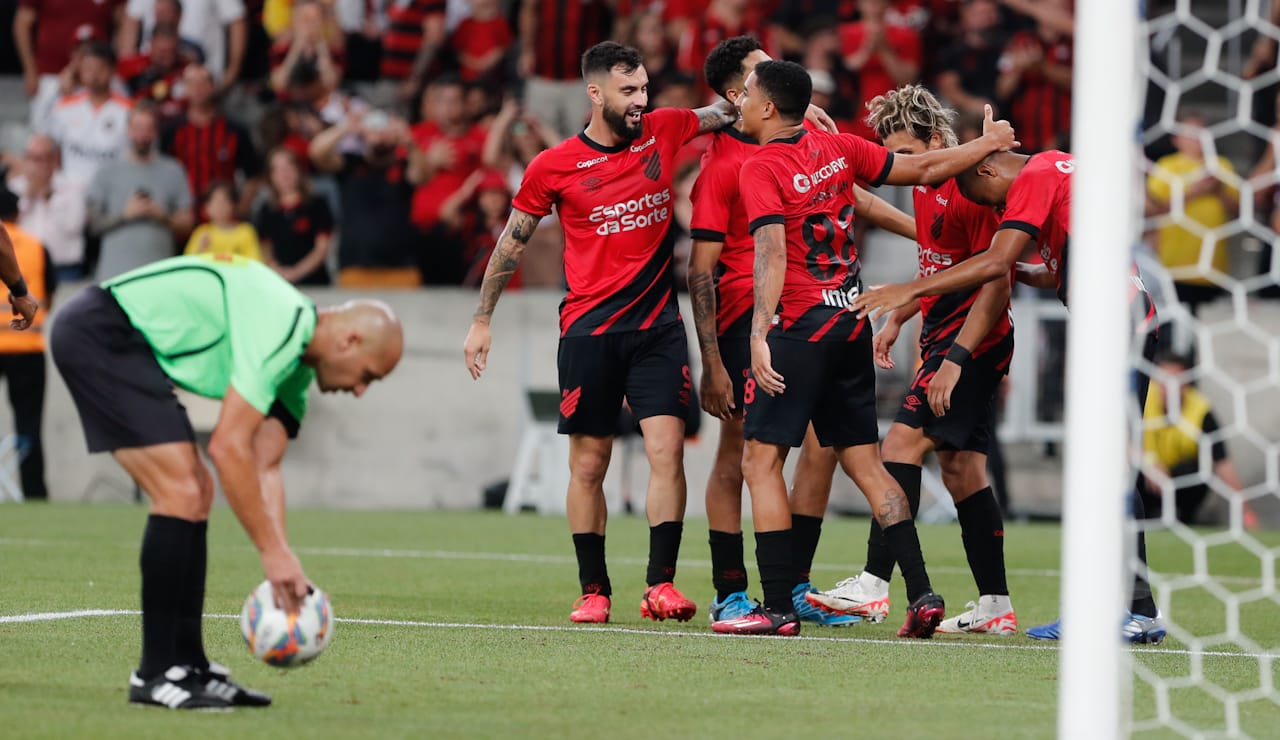  Athletico dá show, atropela o Londrina na estreia de Cuca e avança à semifinal 