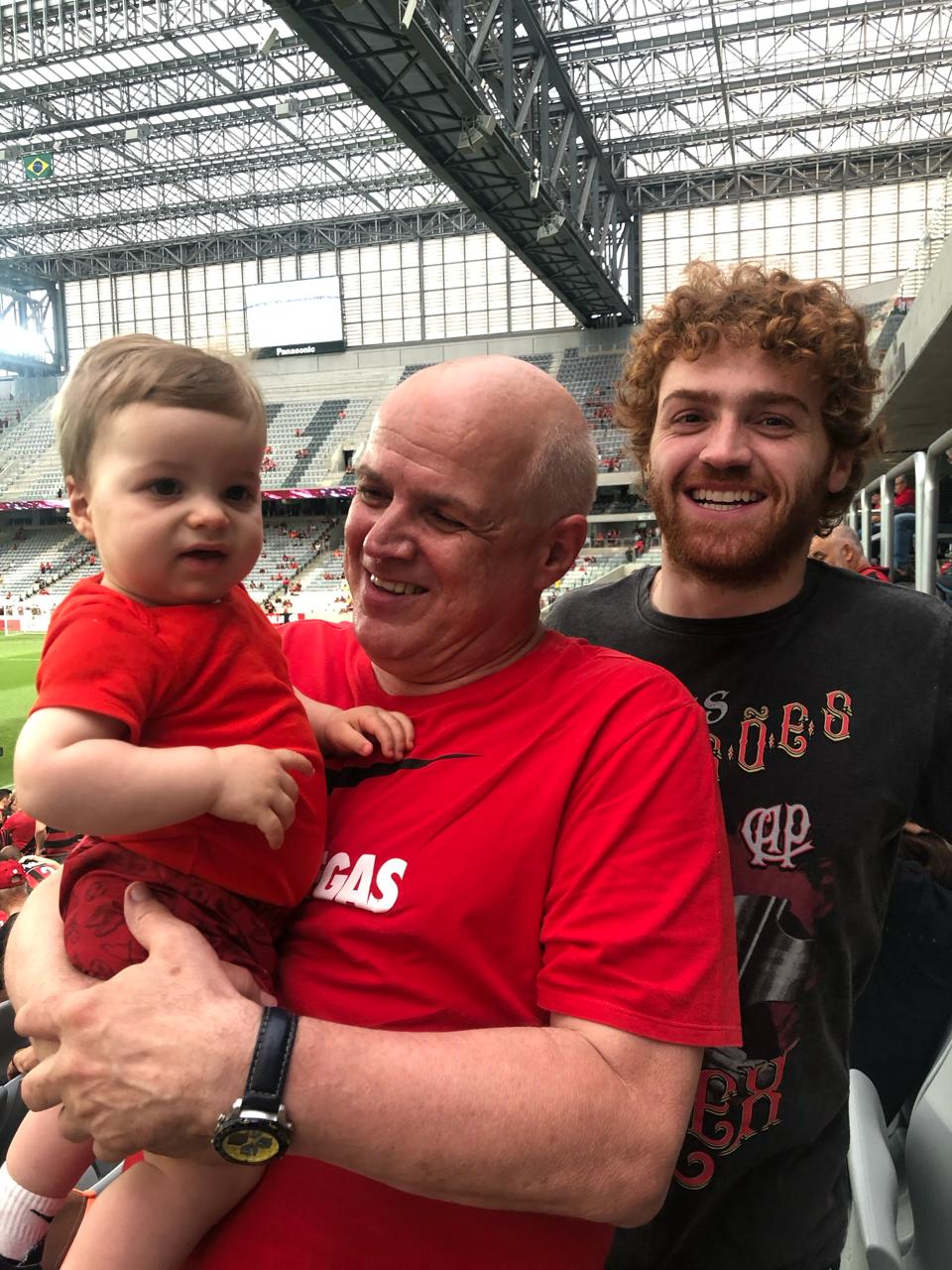 Mauro Singer com o neto e o filho na Arena da Baixada.