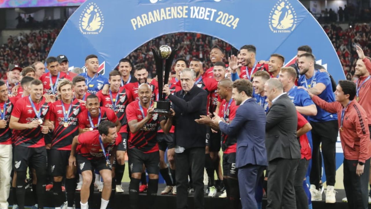  Athletico levanta 1ª taça desde mudança para estádio Mario Celso Petraglia 