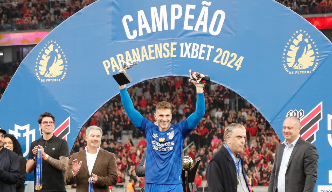 Goleiro menos vazado do Paranaense, Bento viraliza com sequência de defesas na final