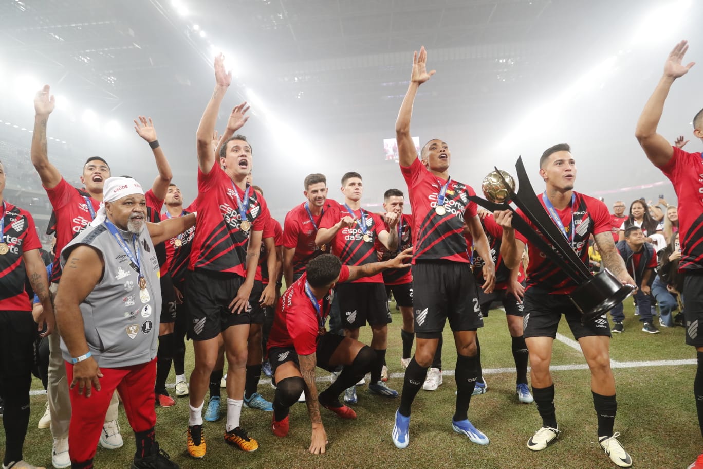  Jogadores e torcida do Athletico celebram título do Paranaense; veja fotos e vídeos 