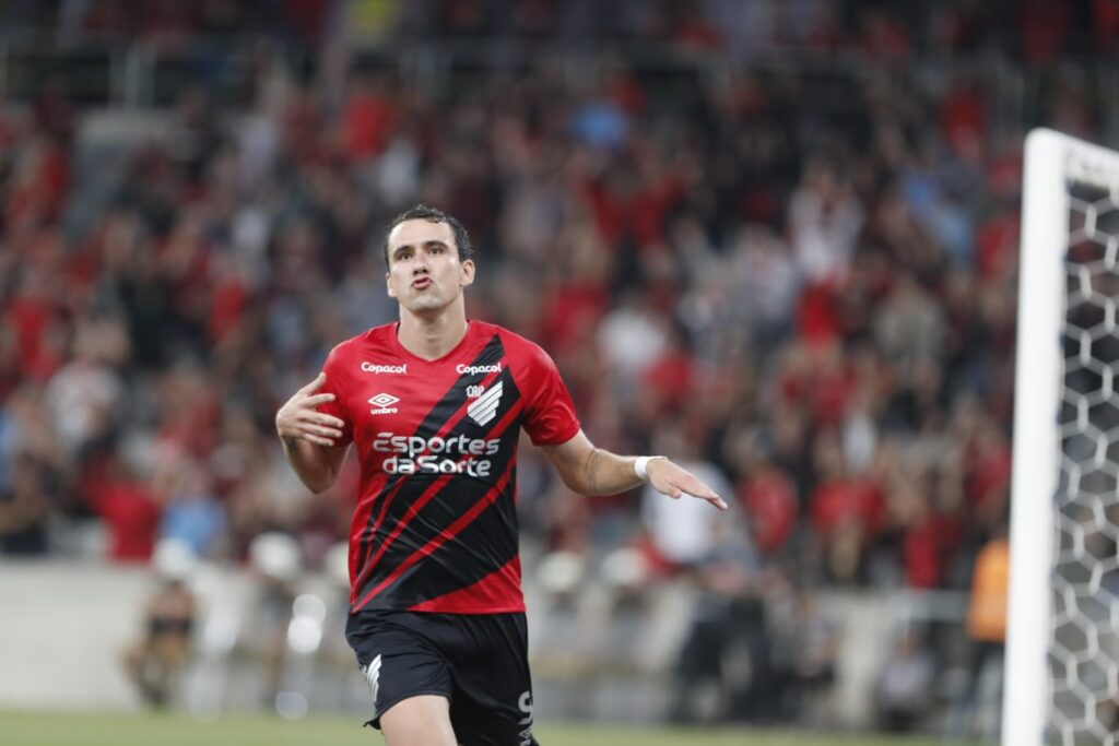 Pablo comemora gol pelo Athletico