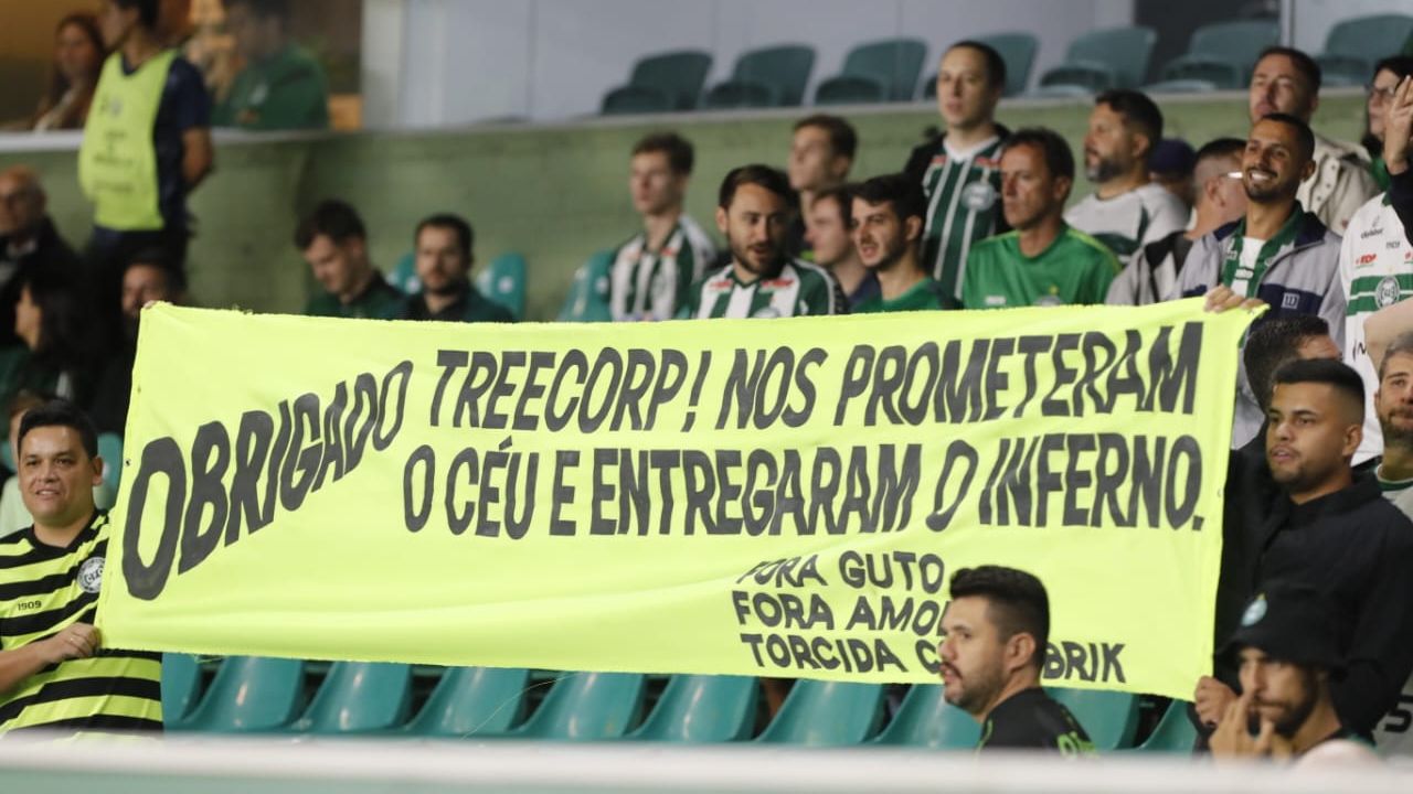 Torcida exibe faixa em protesto à SAF do Coritiba e seguranças retiram; torcedores relatam violência