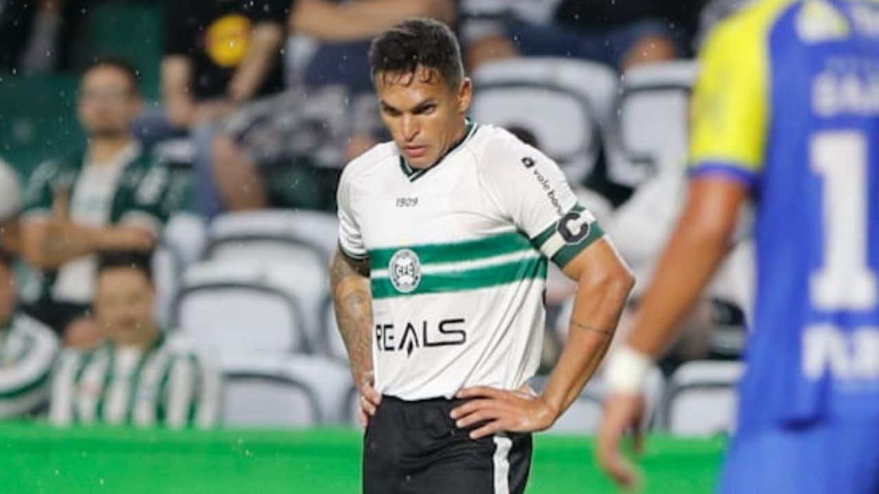  Robson completa 45 dias fora do Coritiba; saiba quando o atacante volta 