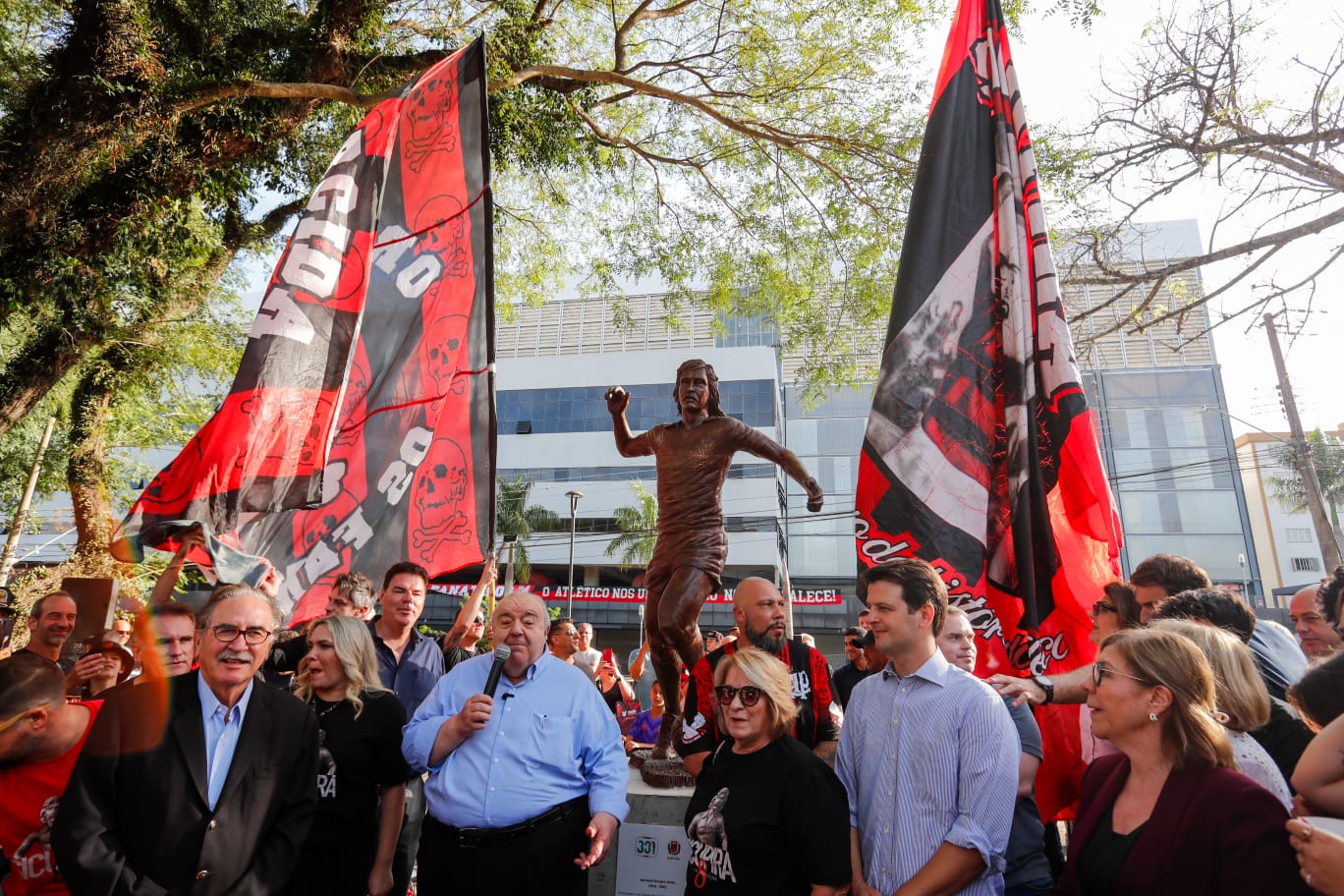 Estátua de Sicupira é inaugurada em Praça do Athletico; veja fotos