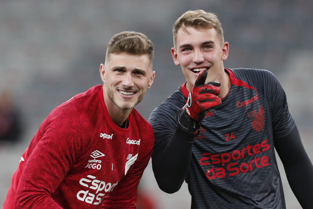 Bento e Léo Linck, ex-goleiros do Athletico. Foto: Átila Alberti/UmDois Esportes.