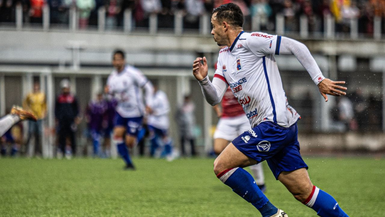 Com dois jogadores a mais no segundo tempo, Paraná perde para o Rio Branco