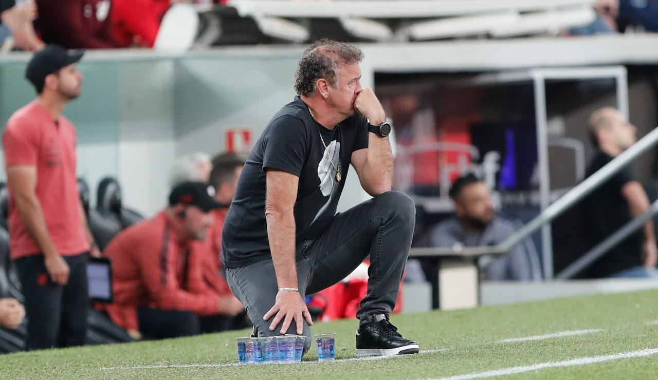 Cuca volta de suspensão, reencontra Corinthians e pode repetir escalação do Athletico