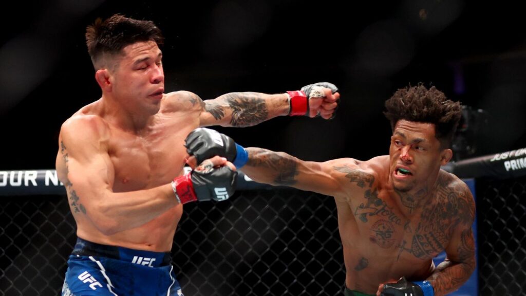 Ricky Simon e Vinicius Oliveira no UFC 303. Foto: Icon sport