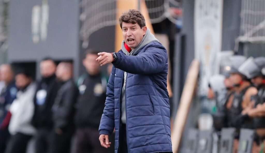 Tcheco, técnico do Paraná Clube