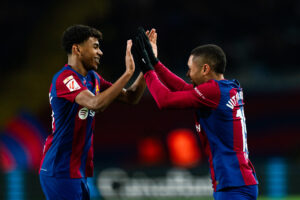 Vitor Roque perde número de camisa para Yamal e segue com futuro indefinido