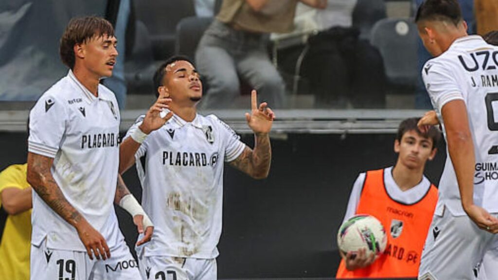 kaio-cesar-atacante-emprestado-coritiba-vitoria-guimaraes