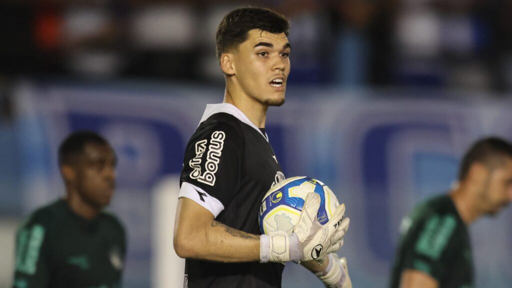 Pedro Morisco, goleiro do Coritiba, é alvo do mercado. Foto: IconSport