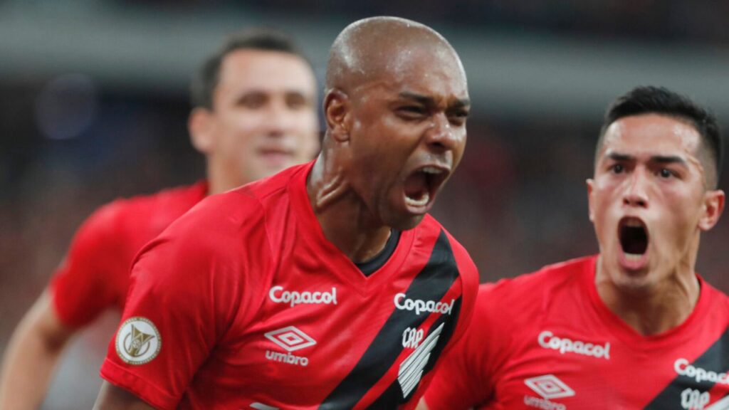 Fernandinho encerrou sua segunda passagem pelo Athletico com rebaixamento. Foto: Átila Alberti/UmDois Esportes.