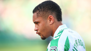 Após expulsão, situação de Vitor Roque no Betis fica crítica; jornal cita clube brasileiro