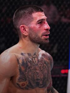 UFC 317: Duelo pelo cinturão tem reserva, e Topuria descarta Charles do Bronx