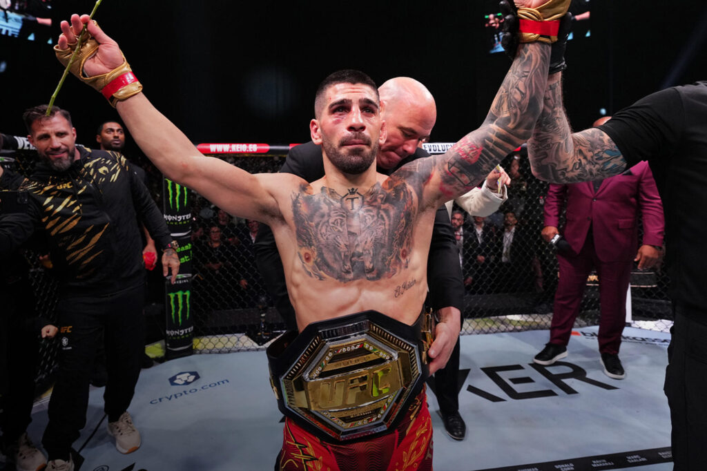 Ilia Topuria faturou o cinturão do UFC.
