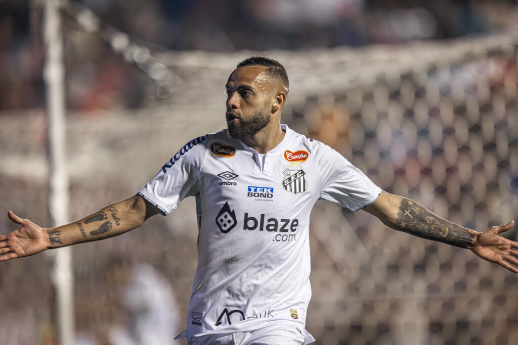 Guilherme comemora gol pelo Santos.