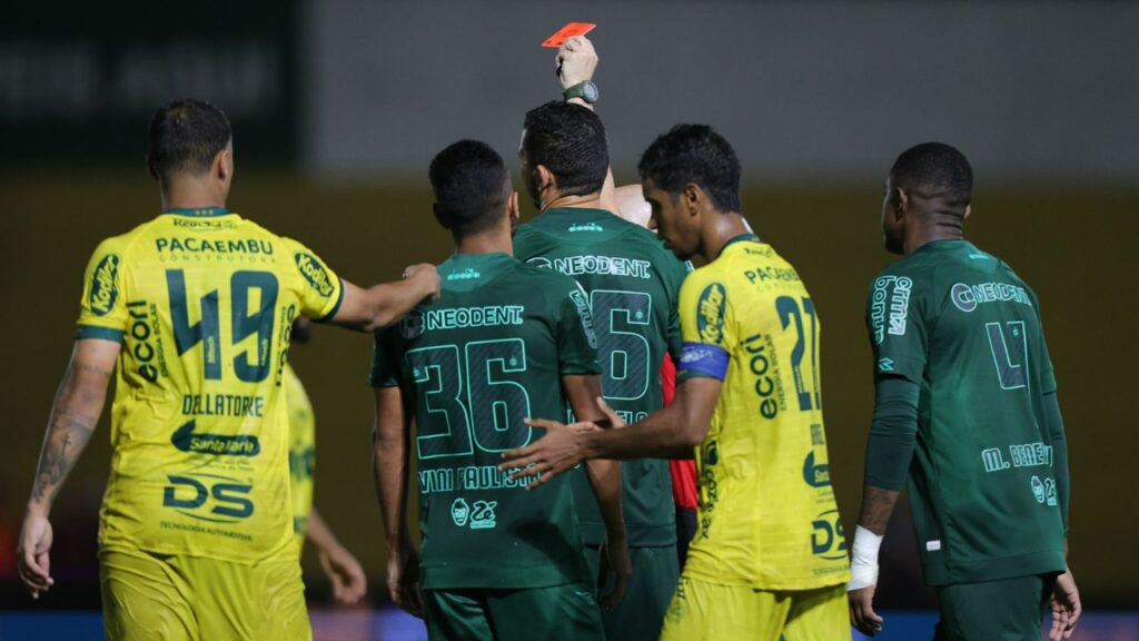 vini-paulista-expulso-mirassol-coritiba-serie-b