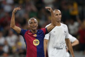 Com Romário, Cafu e Rivaldo, jogo de lendas reúne milhares de pessoas na Ligga Arena