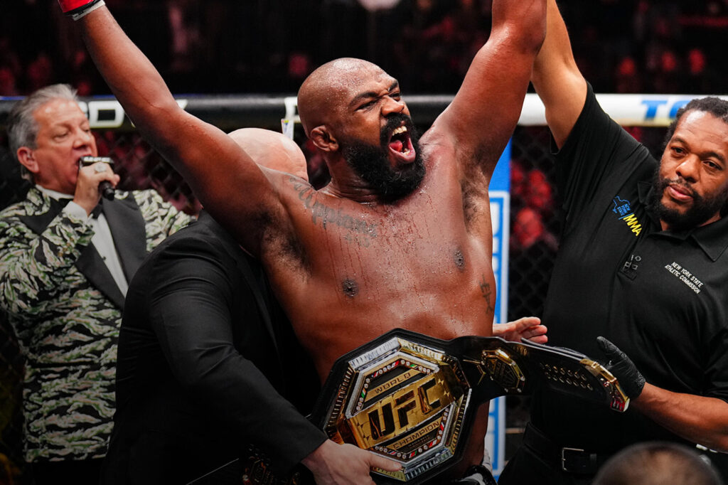 Jon Jones com o cinturão do UFC.
