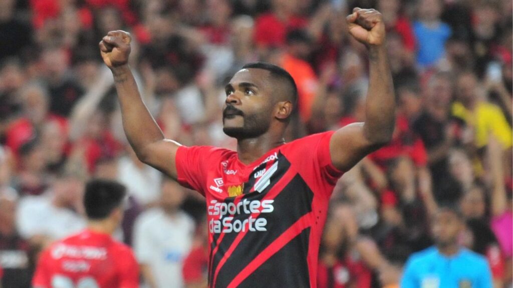 Nikão comemora com patrocínio suspenso estampado na camisa do Athletico