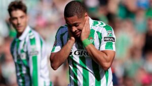 Vitor Roque perde gol inacreditável pelo Betis e é consolado por ídolo espanhol