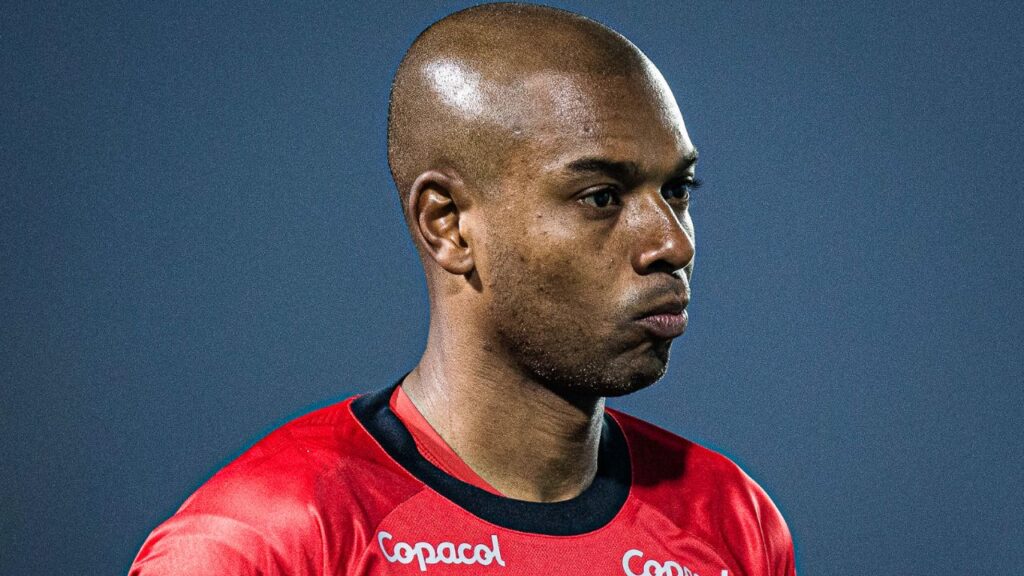 Fernandinho voltou e acabou rebaixado com o Athletico