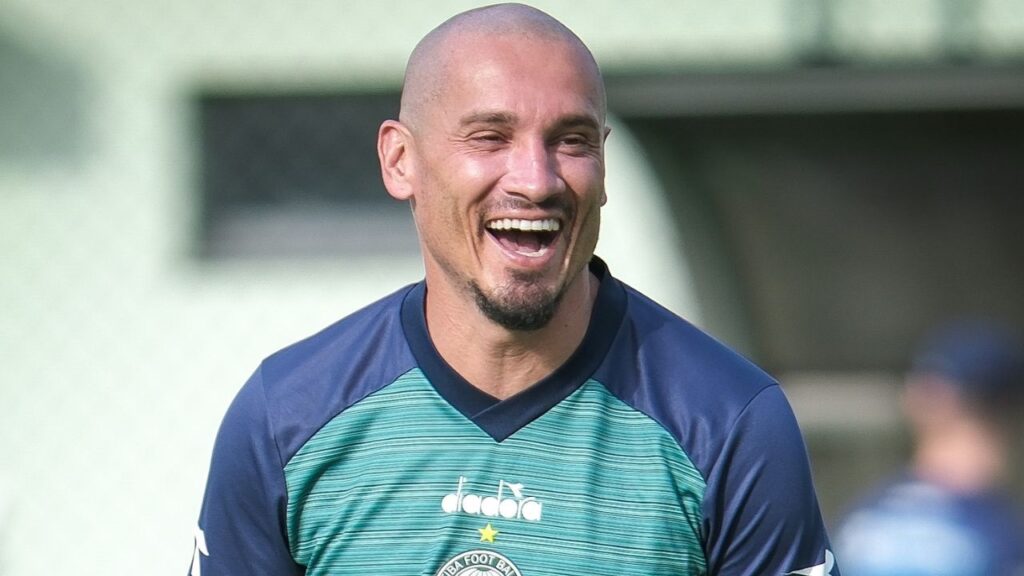 Zagueiro Maicon voltou a ser relacionado