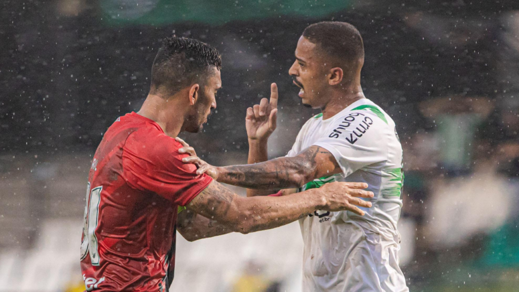 Raul e Dellatorre discutem no Atletiba
