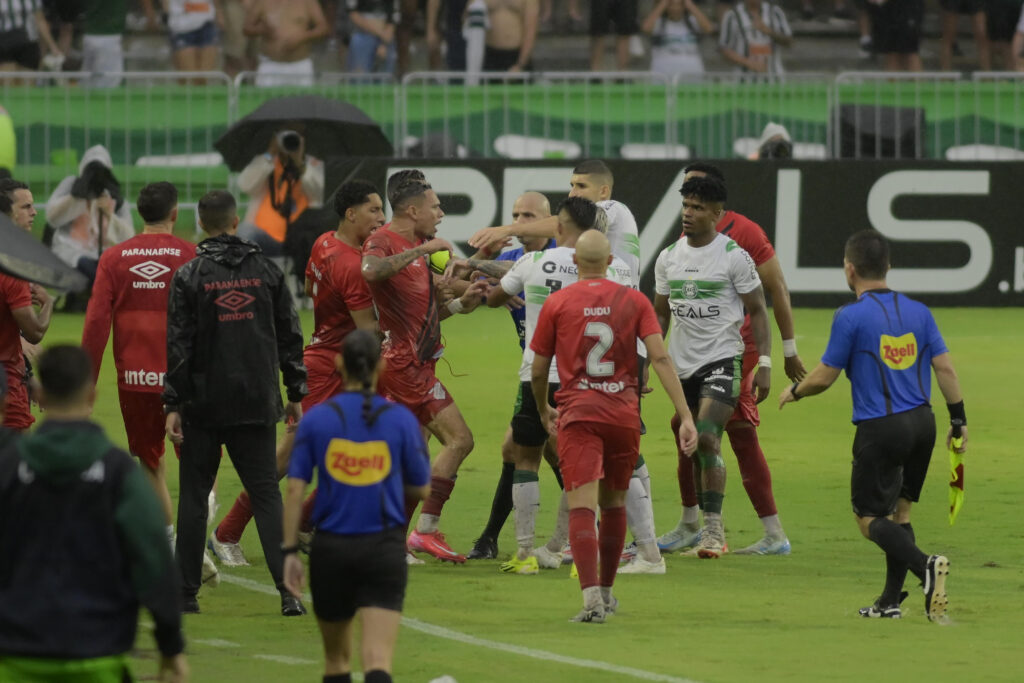 Atletiba foi marcado por confusão e brigas após a partida.
