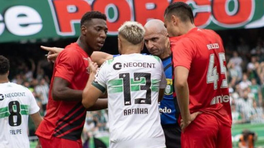 Léo Pelé discute no Atletiba