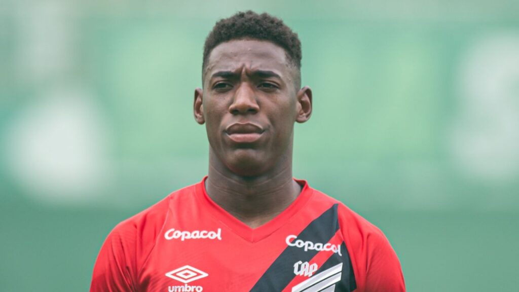 Léo foi vítima de racismo no Atletiba. Foto: Luis Garcia/IconSport.